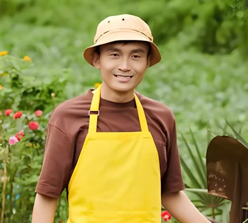 smiling-garden-worker_274689-36354